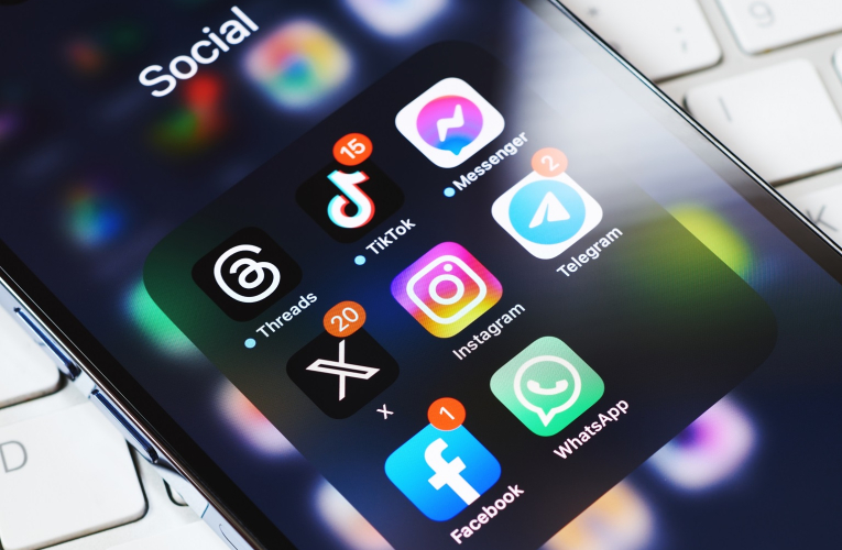 Les plateformes jouent sur deux tableaux : la durée d'exposition, en maintenant les utilisateurs sur la plateforme mais aussi le choc en les encourageant à réagir et à faire réagir par des contenus surprenants. (crédit : Adobe Stock)