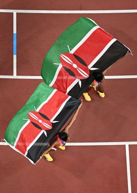 Beatrice Chebet Faith Kipyegon célèbrent leurs médailles après la finale du 5000 mètres aux Championnats du monde d'athlétisme, le 20 septembre 2025 à Tokyo ( AFP / Antonin THUILLIER )