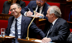 Le Premier ministre François Bayrou (D) et le ministre de l'Intérieur Bruno Retailleau lors d'une séance de questions au gouvernement, le 29 avril 2025 à l'Assemblée nationale à Paris ( AFP / Ludovic MARIN )