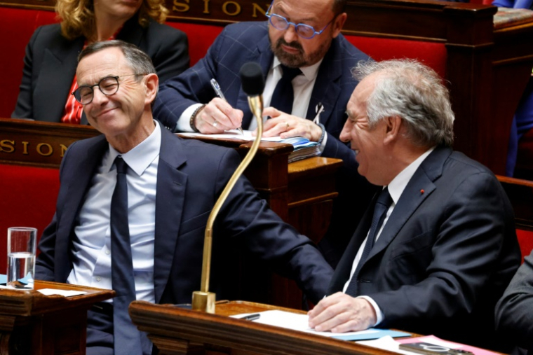 Le Premier ministre François Bayrou (D) et le ministre de l'Intérieur Bruno Retailleau lors d'une séance de questions au gouvernement, le 29 avril 2025 à l'Assemblée nationale à Paris ( AFP / Ludovic MARIN )