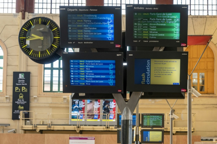 Les écrans indiquant les arrivées et départs à la gare de Marseille le 10 juin 2026, lors d'une grève nationale de 24 heures ( AFP / MIGUEL MEDINA )
