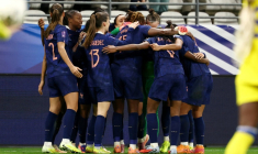 Les Françaises célèbrent le but sur le fil de Griedge Mbock face à la Suède, lors du match aller pour la troisième place de la Ligue des nations, le 28 novembre 2025 à Reims ( AFP / FRANCK FIFE )