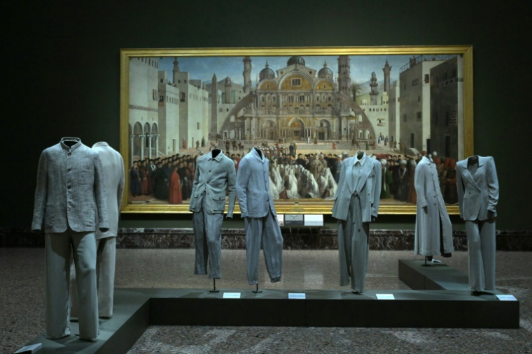 Des créations du styliste italien décédé Giorgio Armani lors de l'avant-première presse de l'exposition Giorgio Armani marquant le 50e anniversaire de la maison de couture, à la Pinacothèque de Brera à Milan, le 23 septembre 2025 ( AFP / Stefano RELLANDINI )