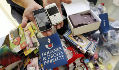 Des produits contrefaits saisis par les Douanes, à Cannes. ( AFP / JEAN-CHRISTOPHE MAGNENET )