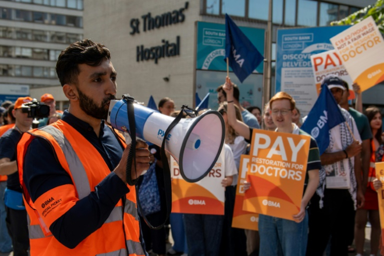Manifestation sur un piquet de grève devant l'hôpital St Thomas à Londres au premier jour d'une grève des jeunes médecins, le 25 juillet 2025 ( AFP / Niklas HALLE'N )