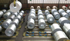 Photo d'archives d'un grutier et des bobines d'acier à Duisburg, en Allemagne