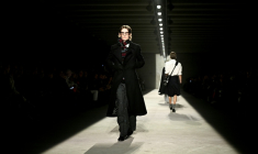 Défilé Dries Van Noten au premier étage d'un bâtiment en chantier, le 22 janvier 2026, à Paris ( AFP / JULIEN DE ROSA )