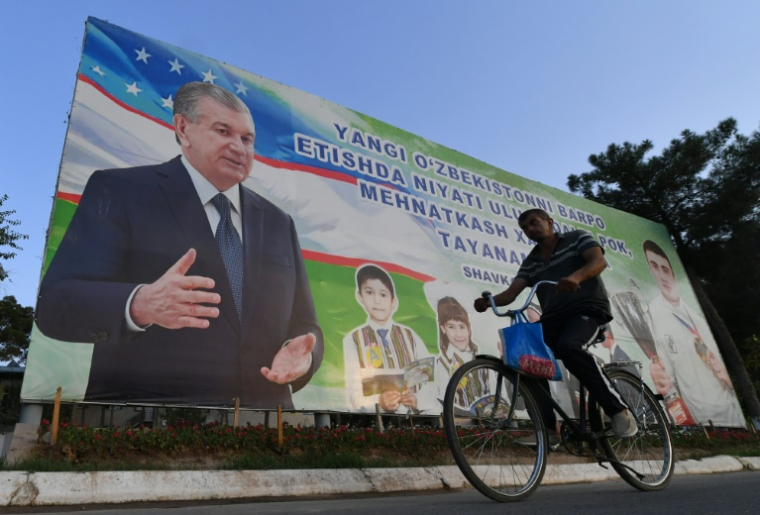 Affiche du président ouzbek Chavkat Mirzioïev à Termez, le 15 août 2025  ( AFP / Vyacheslav OSELEDKO )