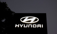 Le logo de Hyundai Motor India Limited est visible à l'extérieur d'un concessionnaire automobile, à Ahmedabad