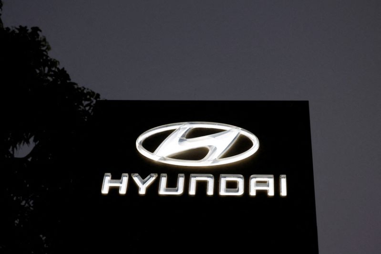 Le logo de Hyundai Motor India Limited est visible à l'extérieur d'un concessionnaire automobile, à Ahmedabad