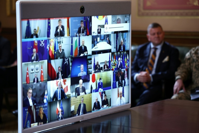 Des participants en liaison vidéo assistent à une réunion de la "Coalition des volontaires" des partenaires internationaux sur l'Ukraine organisée par le Premier ministre britannique Keir Starmer, le 24 octobre 2025 à Londres ( POOL / HENRY NICHOLLS )