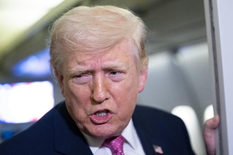 Donald Trump, à bord d'Air Force One, le 29 mars 2026 ( GETTY IMAGES NORTH AMERICA / NATHAN HOWARD )