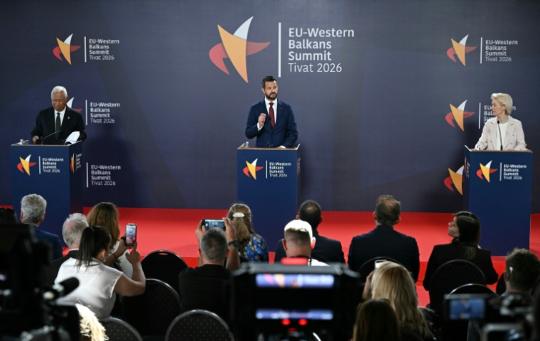 Le président monténégrin Jakov Milatovic (c), la présidente de la Commission européenne Ursula von der Leyen (d) et le président du Conseil européen Antonio Costa (g) lors d'une conférence de presse à l'occasion du sommet UE-Balkans à Tivat, le 5 juin 2026 au Monténégro ( AFP / SAVO PRELEVIC )