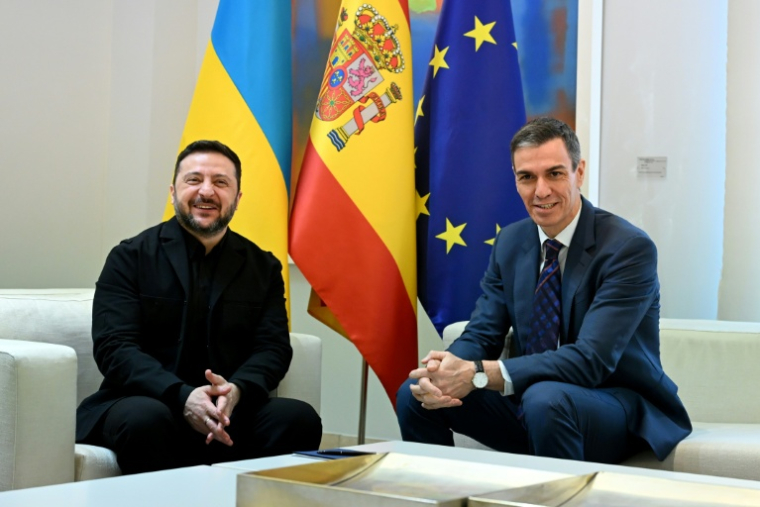 Le Premier ministre espagnol Pedro Sanchez (à droite) rencontre le président ukrainien Volodymyr Zelensky au palais de la Moncloa à Madrid le 18 mars 2026 ( AFP / JAVIER SORIANO )