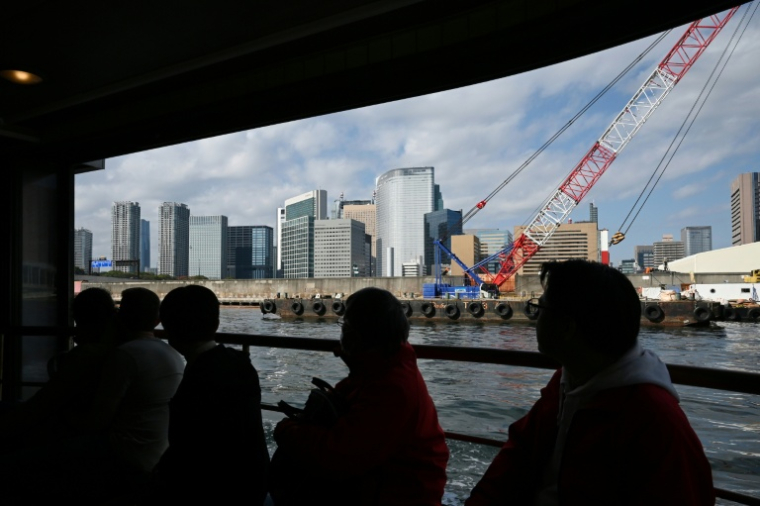 Un site de construction à Tokyo, vu d'un ferry sur la rivière Sumida, le 16 novembre 2025 ( AFP / GREG BAKER )