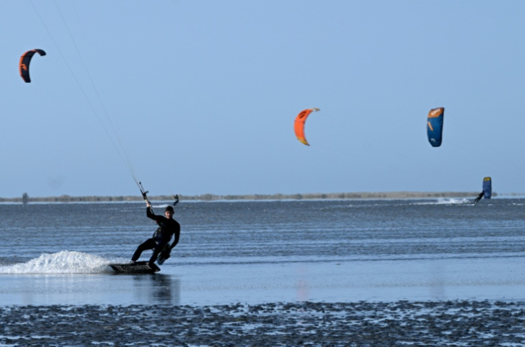 Des touristes font du kitesurf à Djerba, en Tunisie, le 5 mai 2026  ( AFP / FETHI BELAID )