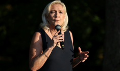 Marine Le Pen, présidente du groupe parlementaire d'extrême droite Rassemblement National, à Liévin, le 4 juillet 2026 ( AFP / SIMON WOHLFAHRT )