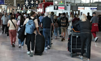 Des passagers à l'aéroport d'Orly, à Paris, le 3 juillet 2025 ( AFP / Thibaud MORITZ )