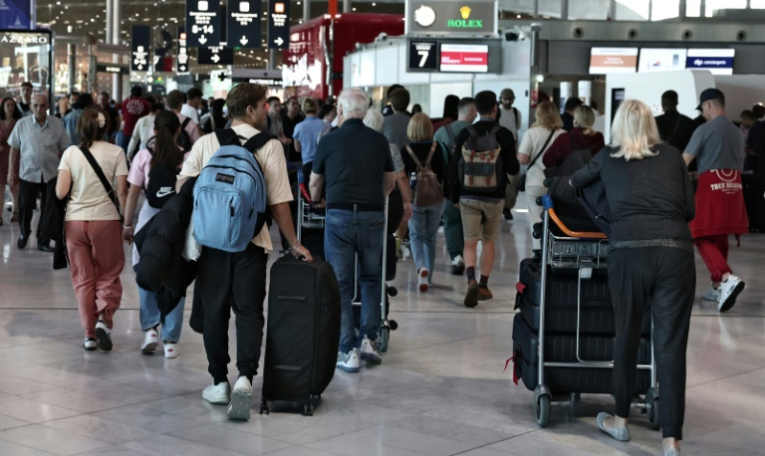 Des passagers à l'aéroport d'Orly, à Paris, le 3 juillet 2025 ( AFP / Thibaud MORITZ )