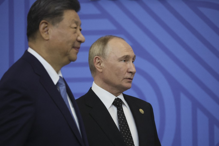 Xi Jinping et Vladimir Poutine à Kazan, en Russie, le 23 octobre 2024. ( POOL / MAXIM SHIPENKOV )