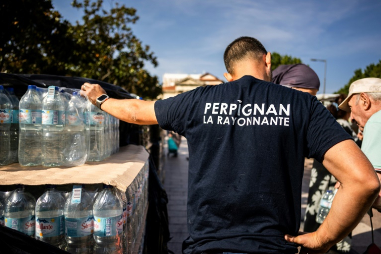 Distribution de bouteilles d'eau potable à la suite d'une rupture de canalisation à Perpignan, le 16 juin 2025 dans les Pyrénées-Orientales ( AFP / Jc Milhet )