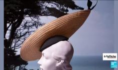 Chapeau bas pour le plus “frenchie” des chapeliers britanniques, Stephen Jones