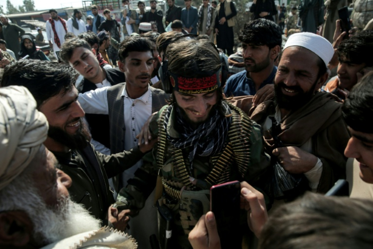 Des Afghans expriment leur soutien à un membre des forces de sécurité talibanes près de Jalalabad, dans la "guerre ouverte" déclarée par le Pakistan à l'Afghanistan,le 28 février 2026 ( AFP / - )