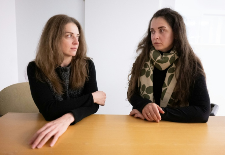 Margaryta Chabanova et son avocate Eugenia Kapalkina à Vienne en Autriche, le 2 décembre 2025 ( AFP / JOE KLAMAR )