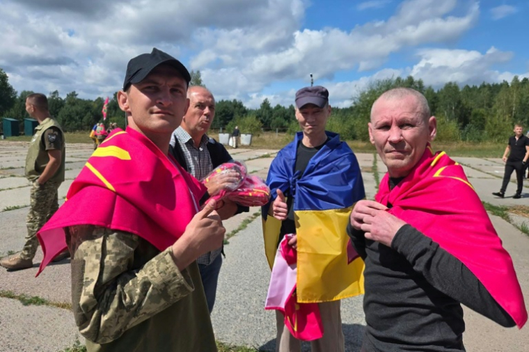 Photo diffusée par le Quartier général de coordination pour le traitement des prisonniers de guerre, le 19 août 2026, montrant d'anciens prisonniers de guerre ukrainiens, après un échange effectué dans un lieu tenu secret ( Quartier général de coordination pour le traitement des prisonniers de guerre / Handout )