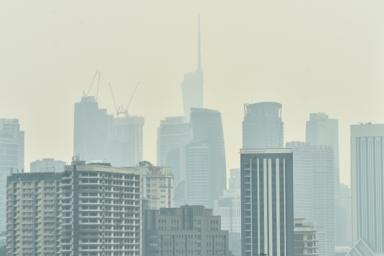 Les fumées toxiques à Kuala Lumpur le 7 octobre 2026 ( AFP / Arif Kartono )