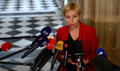 Les législateurs à l'Assemblée nationale après le discours de politique générale du Premier ministre français à Paris