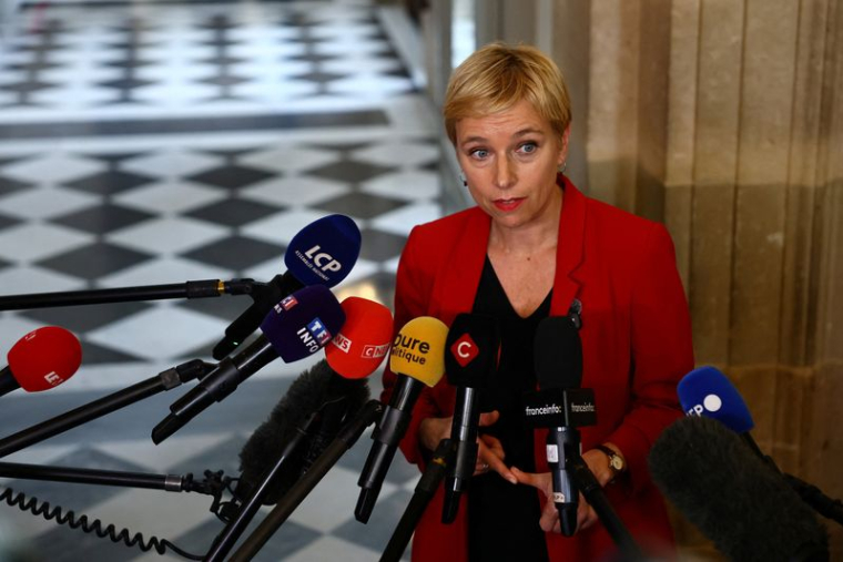 Les législateurs à l'Assemblée nationale après le discours de politique générale du Premier ministre français à Paris