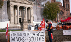 Une banderole "Tous unis pour Novasco, sauvons nos boulots" devant le tribunal de Strasbourg, à l'occasion d'une audience publique sur l'avenir de l'aciériste Novasco, le 31 octobre 2025 dans le Bas-Rhin ( AFP / SEBASTIEN BOZON )