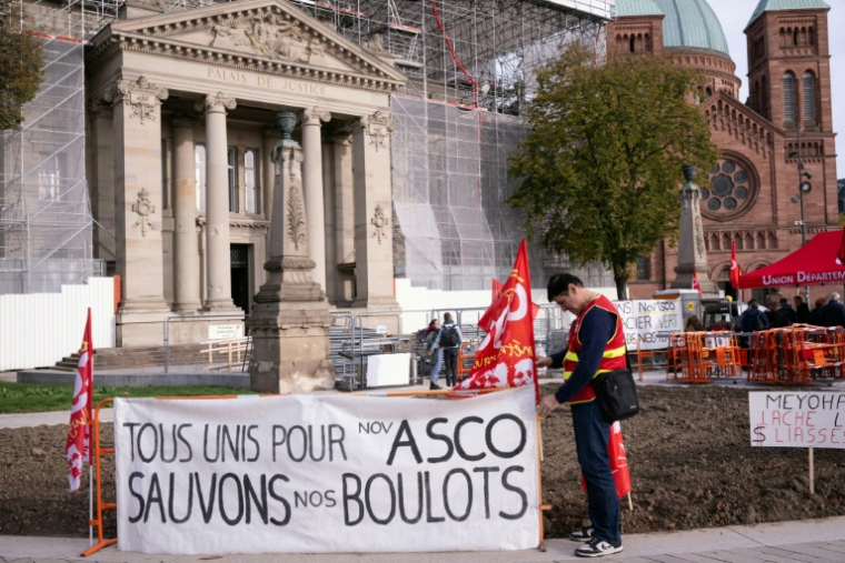 Une banderole "Tous unis pour Novasco, sauvons nos boulots" devant le tribunal de Strasbourg, à l'occasion d'une audience publique sur l'avenir de l'aciériste Novasco, le 31 octobre 2025 dans le Bas-Rhin ( AFP / SEBASTIEN BOZON )