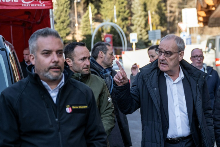 Le président suisse, Guy Parmelin (à droite) inspecte la zone où un incendie a ravagé le bar Le Constellation lors des célébrations du nouvel an à Crans-Montana, le 1er janvier 2026 ( POOL / ALESSANDRO DELLA VALLE )