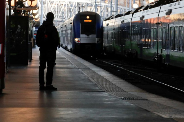 DES AGENTS DE LA SÛRETÉ FERROVIAIRE TIRENT SUR UN HOMME ARMÉ D'UN COUTEAU À PARIS