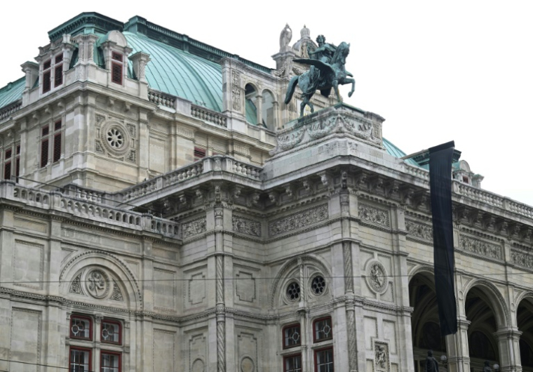 Le drapeau noir en signe de deuil sur la façade de l'Opéra de Vienne, à la mémoire des victimes tuées par balles dans un établissement scolaire de Graz la veille, le 11 juin 2025 en Autriche ( APA / HELMUT FOHRINGER )