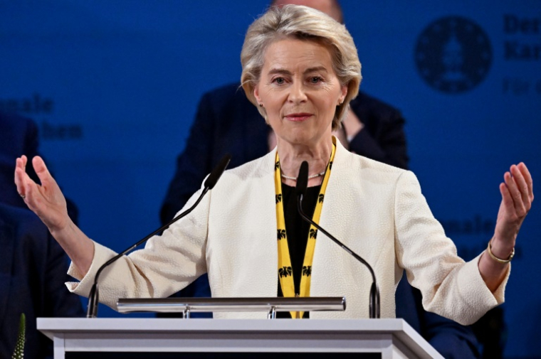 La présidente de la Commission européenne, Ursula Von der Leyen, prononce son discours après avoir reçu le Prix international Charlemagne, le 29 mai 2025 à Aix-la-Chapelle, dans l'ouest de l'Allemagne ( POOL / Federico Gambarini )
