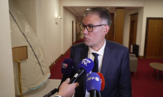 Motion de destitution : "une opération de communication" pour Faure (PS)
