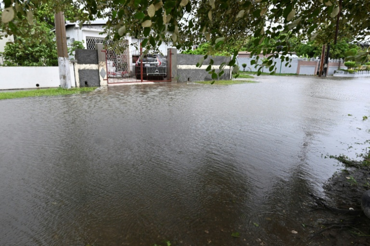Une rue inondée à Sainte-Catherine, en Jamaïque, après le passage de l'ouragan Melissa, le 29 octobre 2025 ( AFP / Ricardo Makyn )