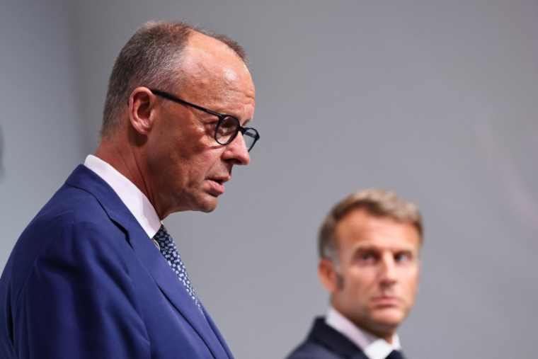 Le président français Emmanuel Macron (d) et le chancelier allemand Friedrich Merz, le 29 août 2025 à Toulon, dans le Var ( POOL / Manon Cruz )