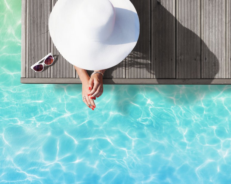 Les vacances d'été 2020 s'annoncent franco-françaises. Édouard Philippe a indiqué le 14 Mai dernier que « les Français pourront partir en vacances en France métropolitaine et en outre-mer en juillet et août »