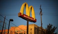 MCDONALD'S PRÉPARE UNE RESTRUCTURATION, CHARGE DE 80-90 MILLIONS DE DOLLARS