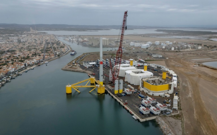 Une turbine d'éolienne flottante en construction à Port-la-Nouvelle (Aude), le 2 juin 2025 ( AFP / Ed JONES )