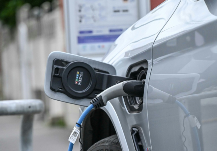 Voiture électrique en chargement à Lille, le 27 septembre 2022 ( AFP / DENIS CHARLET )