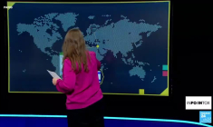 Un soldat israélien se prend en photo devant une bibliothèque en feu à Gaza