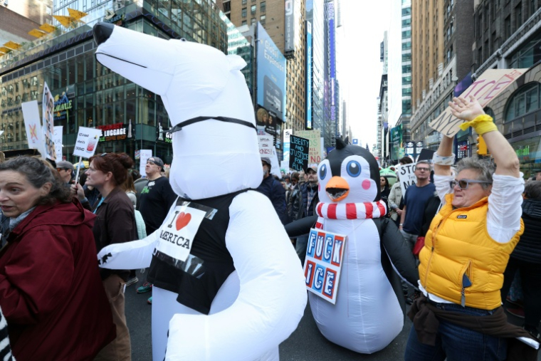 Des manifestants participant à un défilé "No kings" ("Pas de rois") contre Donald Trump, à New York, le 18 octobre 2025 ( AFP / TIMOTHY A.CLARY )