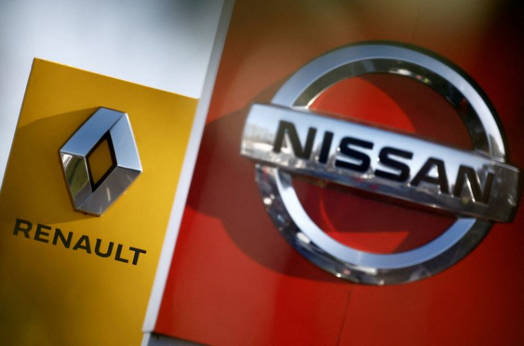 Logos des constructeurs automobiles Nissan et Renault à Saint-Nazaire