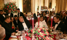 Echange entre le président chinois Xi Jinping (à g.) et le président américain Donald Trump par l’intermédiaire d’interprètes, lors d’un dîner d’État à la Maison-Blanche à Washington, DC, le 24 septembre 2026 ( AFP / Brendan SMIALOWSKI )