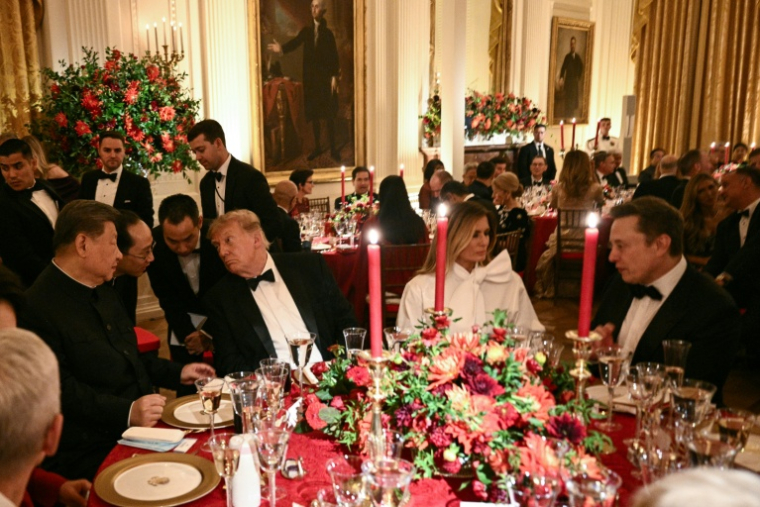 Echange entre le président chinois Xi Jinping (à g.) et le président américain Donald Trump par l’intermédiaire d’interprètes, lors d’un dîner d’État à la Maison-Blanche à Washington, DC, le 24 septembre 2026 ( AFP / Brendan SMIALOWSKI )